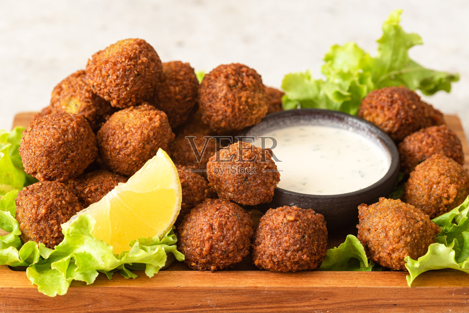 素食菜肴:香料鹰嘴豆炸丸子照片摄影图片