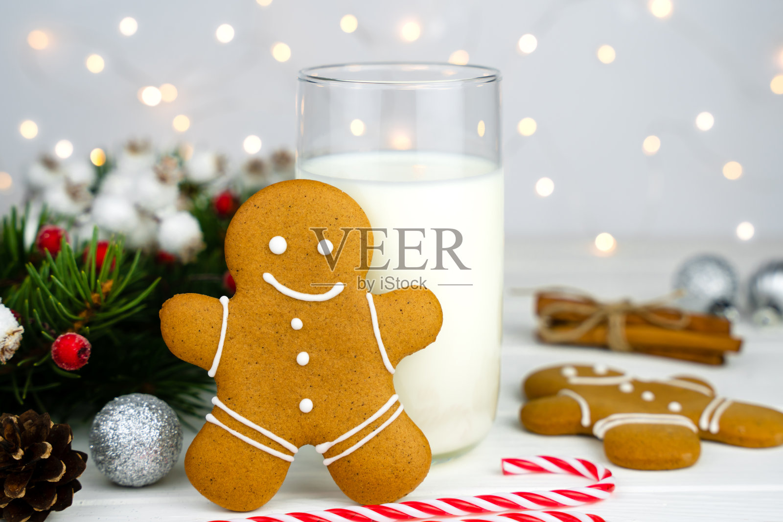 圣诞老人的传统礼物是一杯牛奶和桌上的姜饼人。圣诞节的心情。特写镜头。照片摄影图片