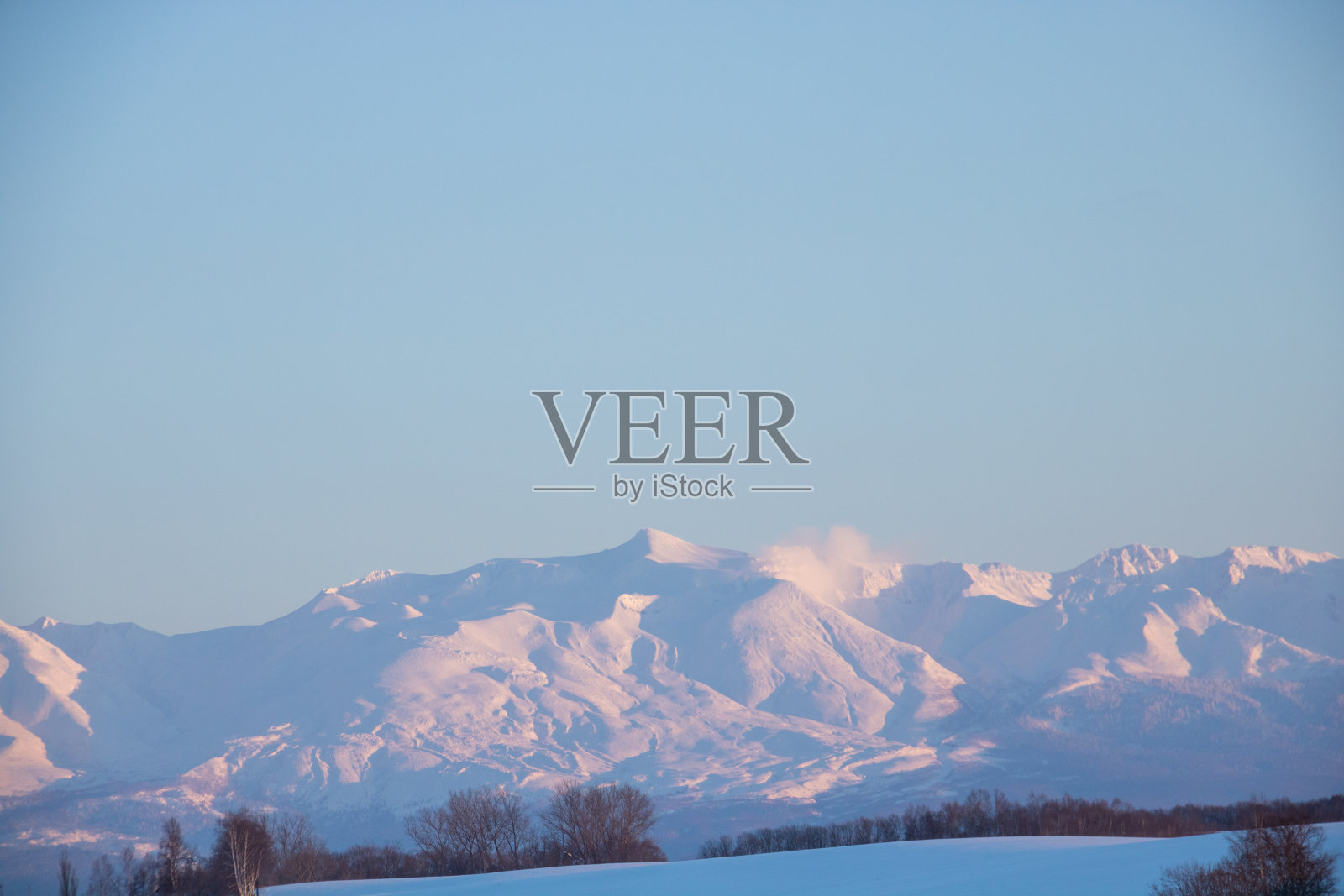 被夕阳染红的雪山照片摄影图片