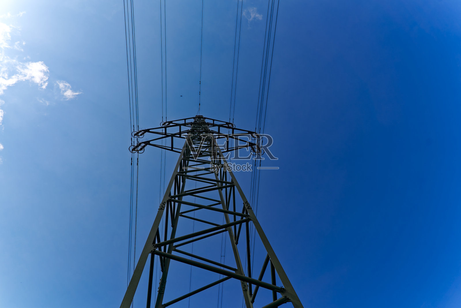 以蓝天为背景的电力线塔风景。照片摄影图片