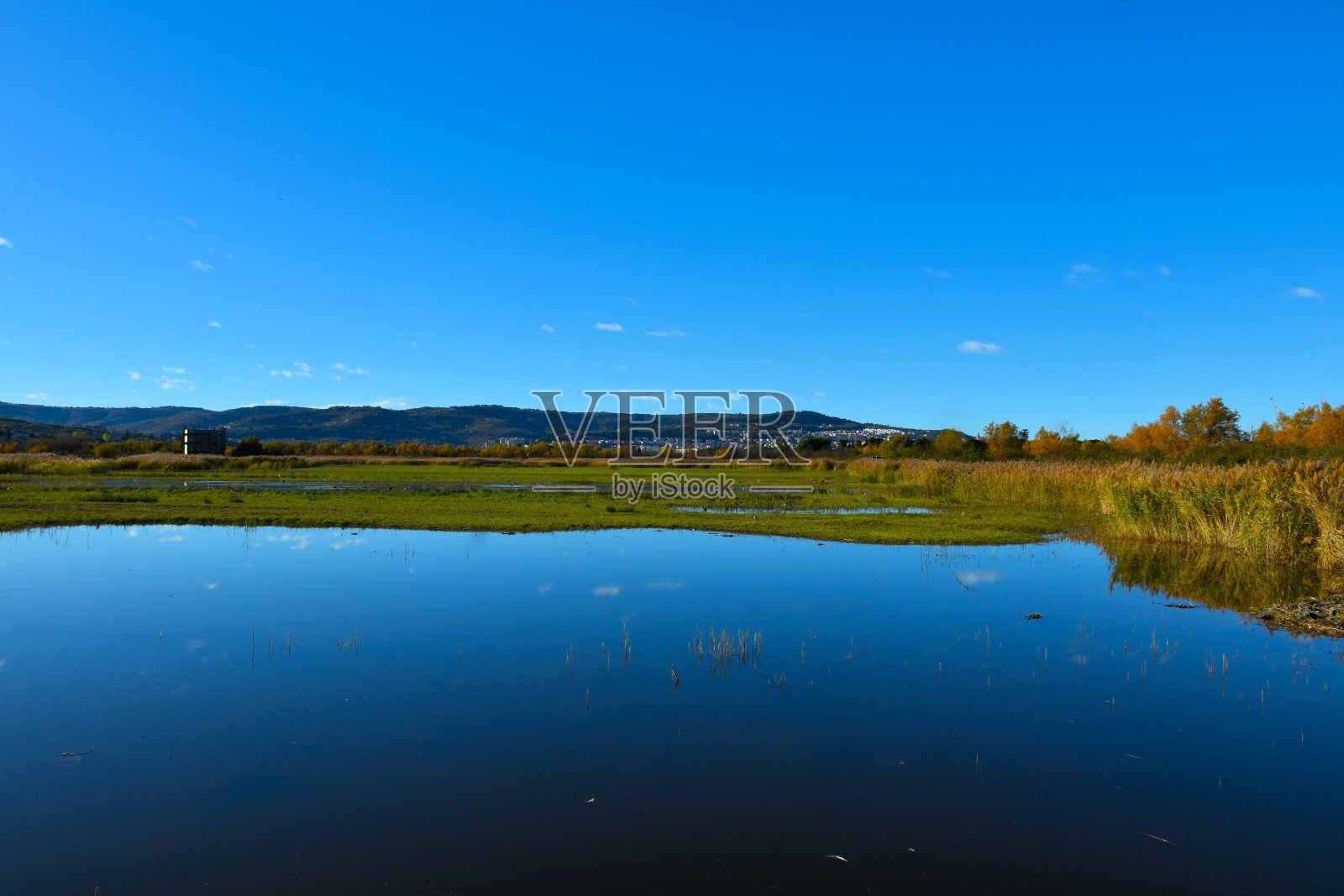 斯科扬斯基扎托克沼泽地附近的湖在普里莫尔斯卡,斯洛文尼亚与一座山的建筑照片摄影图片