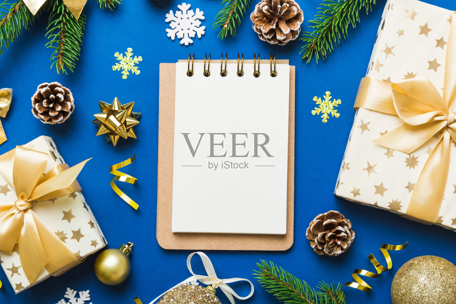 圣诞空白贺卡实物模拟场景。创意布局由圣诞树的树枝和纸卡片便条。平的。自然新年理念照片摄影图片