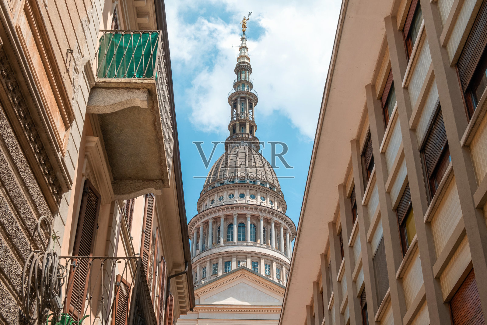 意大利诺瓦拉市著名的圣高登齐奥大教堂圆顶的远景。圣高登齐奥教堂的圆顶和钟楼照片摄影图片