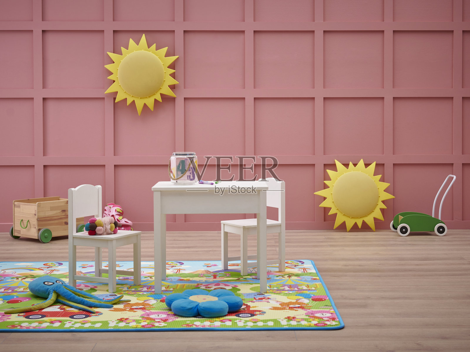 装饰婴儿房,粉红色的墙壁背景,婴儿垫和地毯设计,儿童家具,对象,玩具,悬挂风格。照片摄影图片