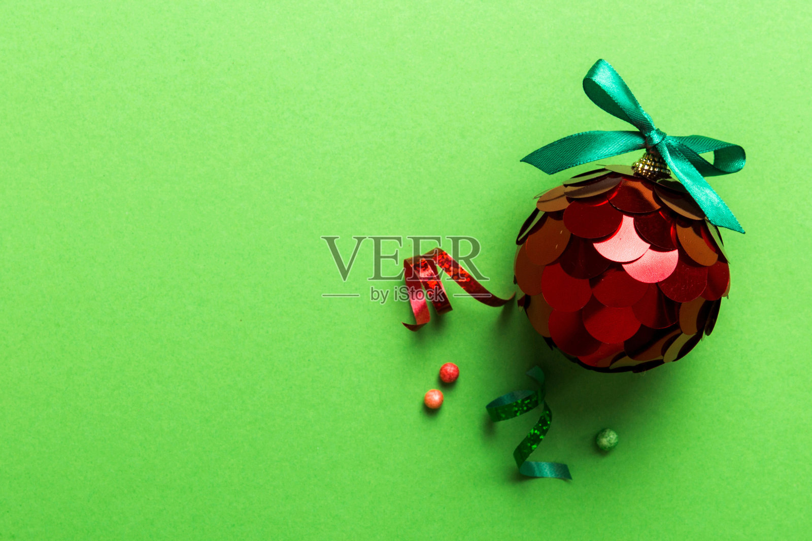 彩色背景圣诞球。用彩带蝴蝶结装饰装饰物照片摄影图片