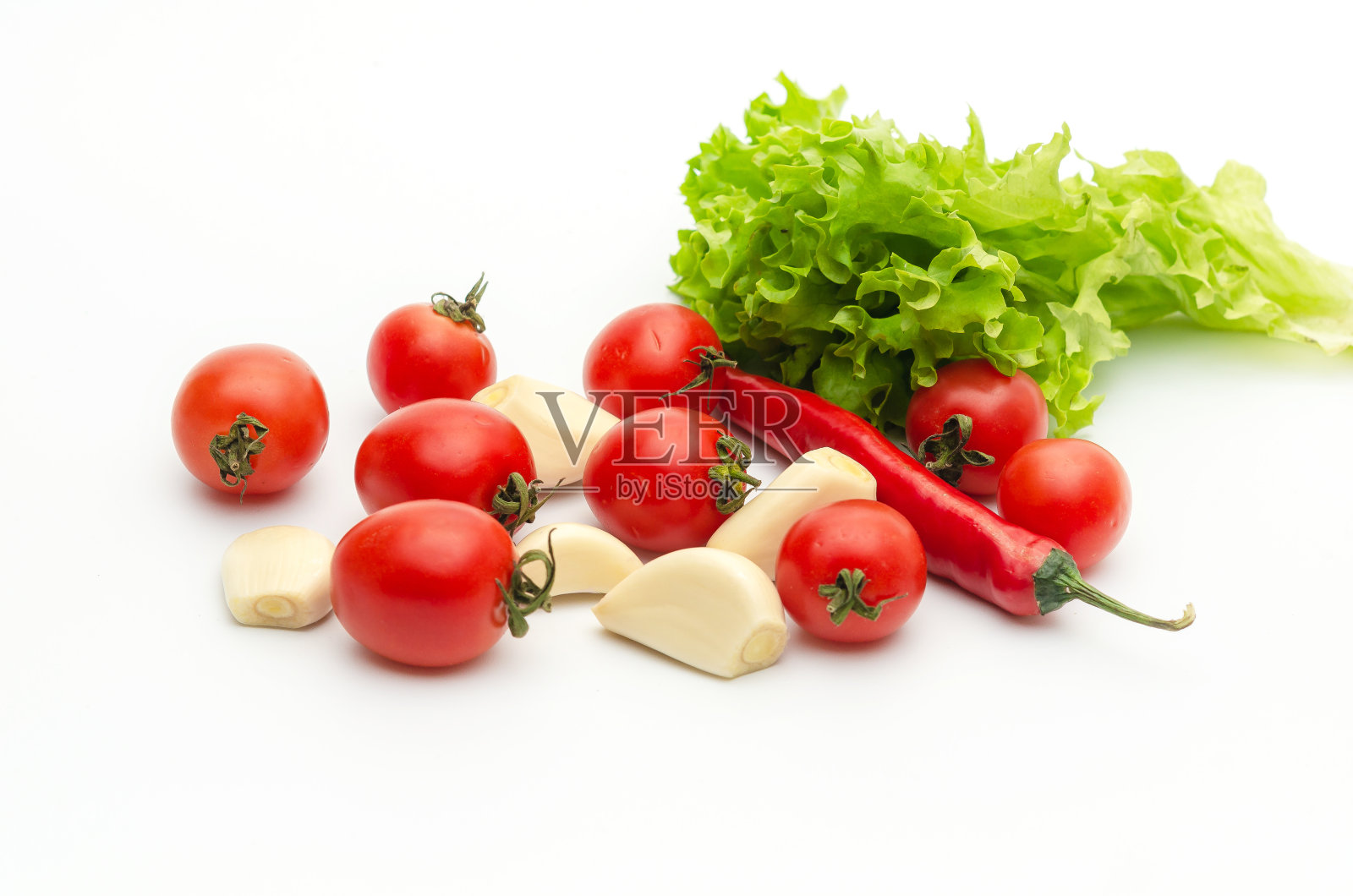番茄,胡椒粉,大蒜,绿叶沙拉叶。纯素饮食食品,创意成分孤立于白色之上照片摄影图片
