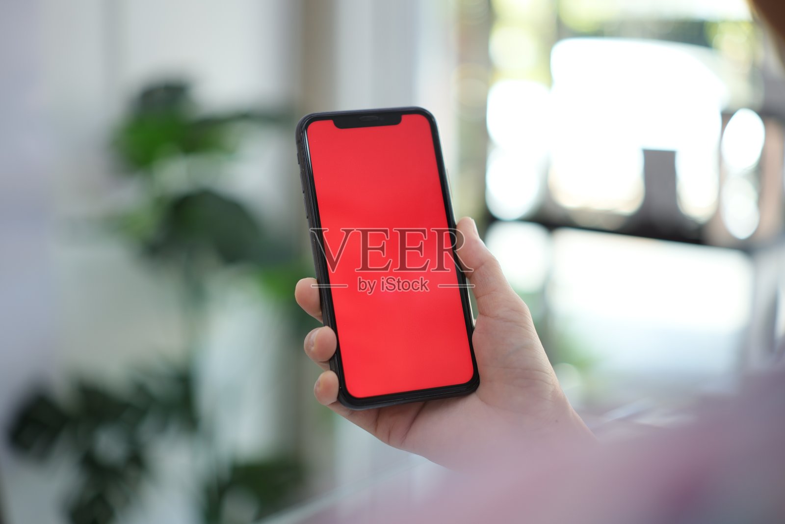 女性家中手机红屏,智能手机红屏照片摄影图片