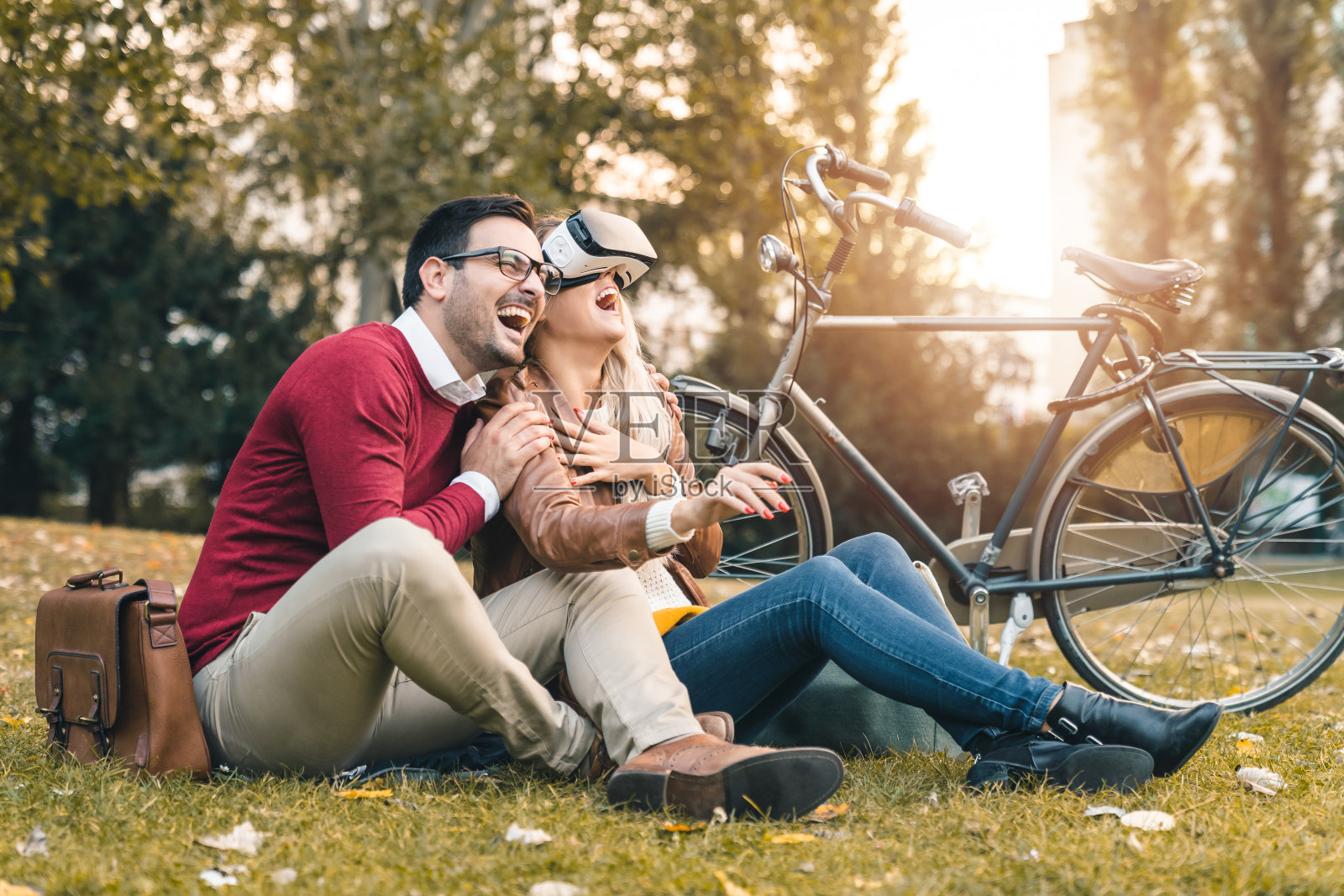 一男一女戴着虚拟现实眼镜拥抱大笑照片摄影图片