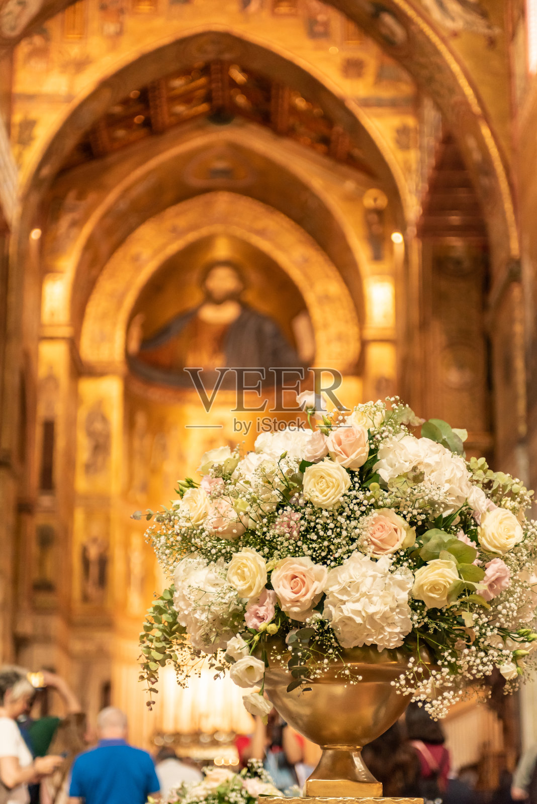 在意大利南部的Monreale大教堂内,婚礼庆典上的鲜花构图特写照片摄影图片