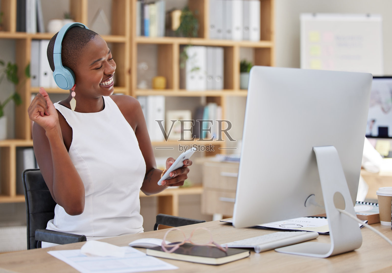 音乐,手机或快乐的黑人女性在办公室播放广播或在休息时在网上跳舞放松。微笑,媒体或非洲女记者戴着耳机听舞曲或音频播放列表照片摄影图片