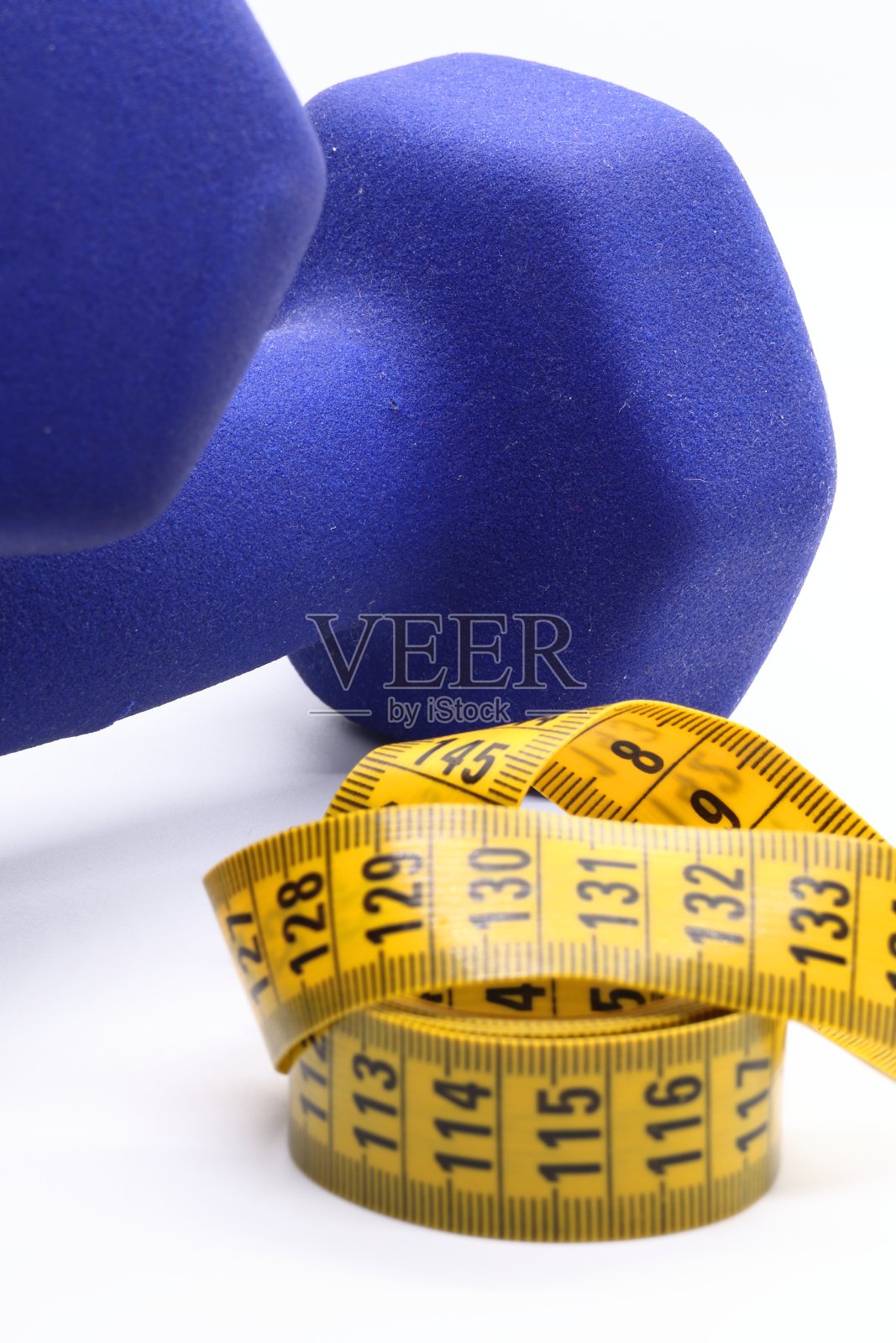 体育锻炼用哑铃和卷尺的特写照片摄影图片