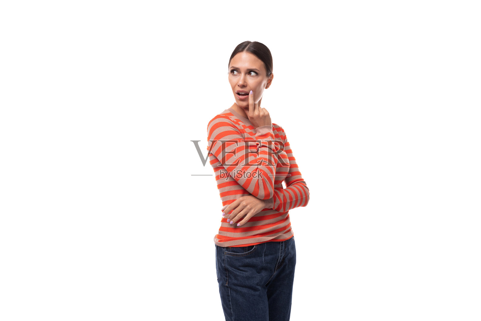 白种人,年轻聪明,黑头发,梳着马尾辫,穿着白色背景的橙色夹克照片摄影图片
