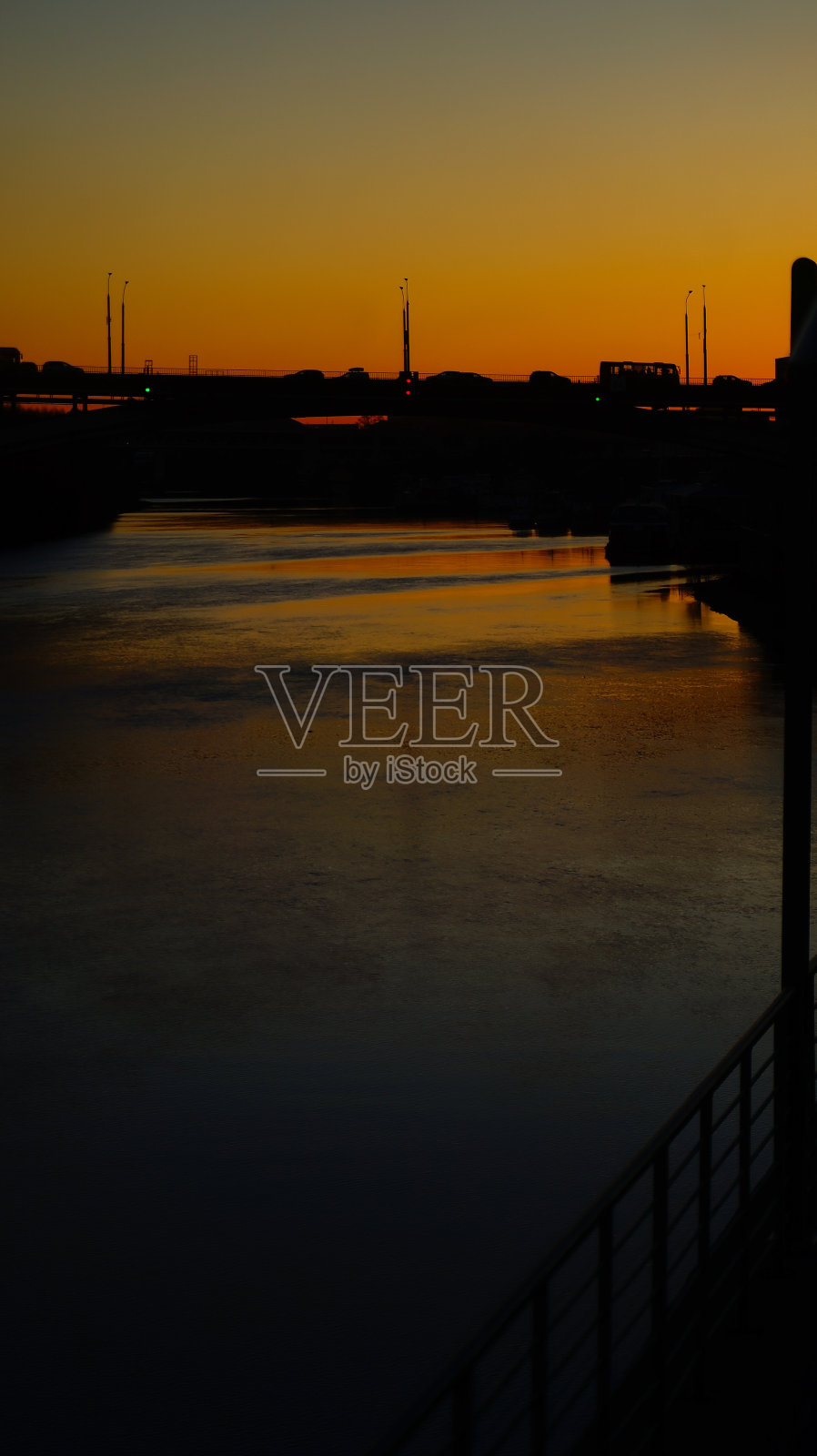 伏尔加河上秋天的夕阳照片摄影图片