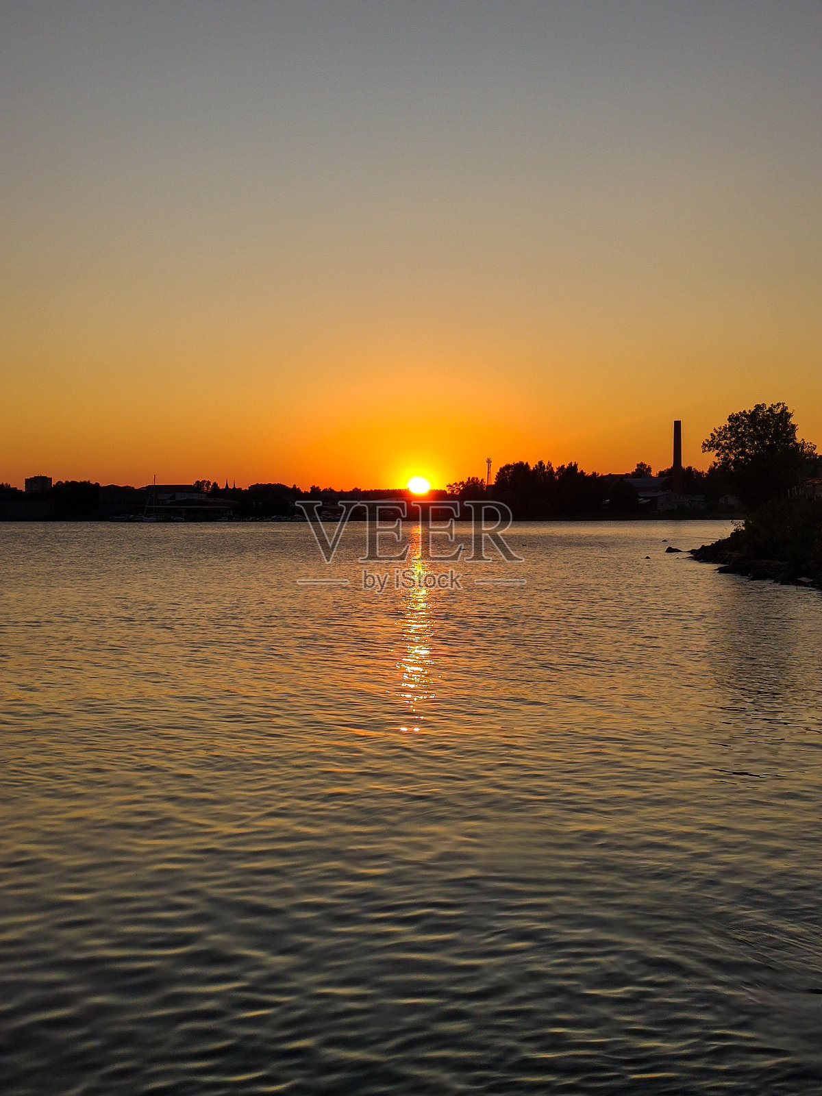 夏日拉多加湖上的日出照片摄影图片