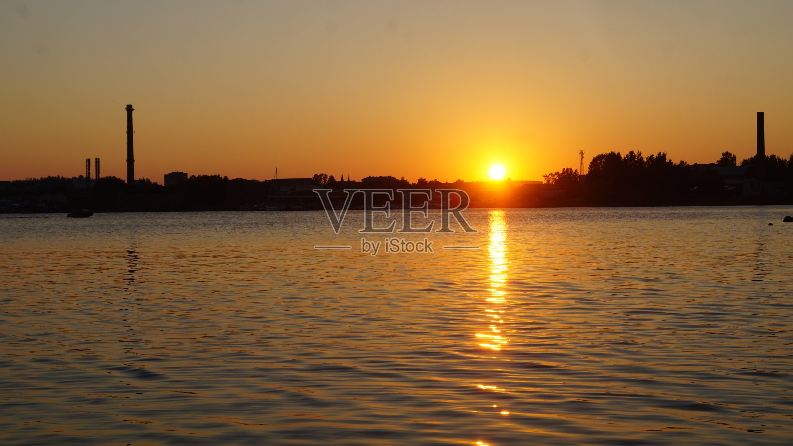 夏日拉多加湖上的日出照片摄影图片