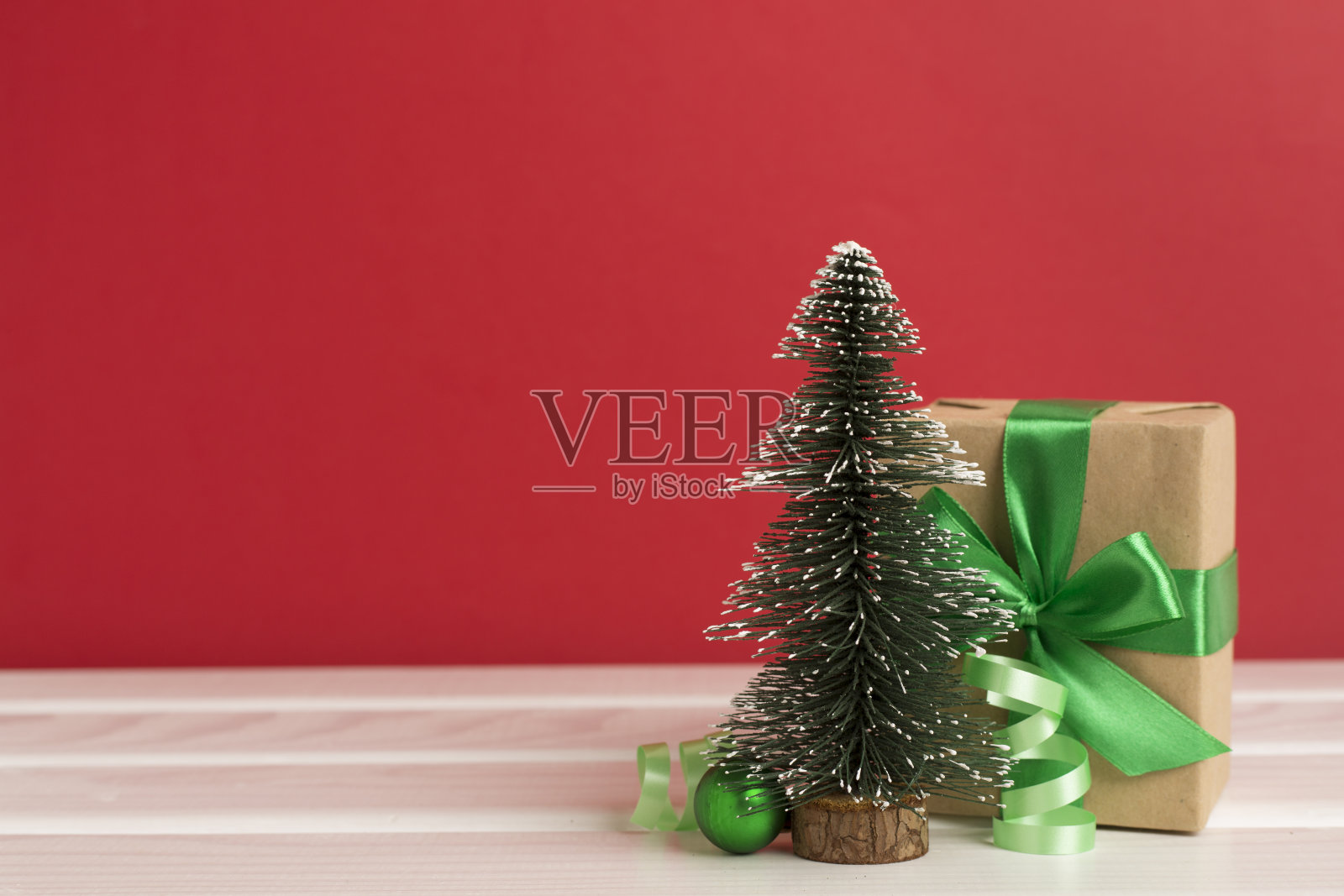 迷你圣诞树,桌子上有礼品盒和装饰品照片摄影图片
