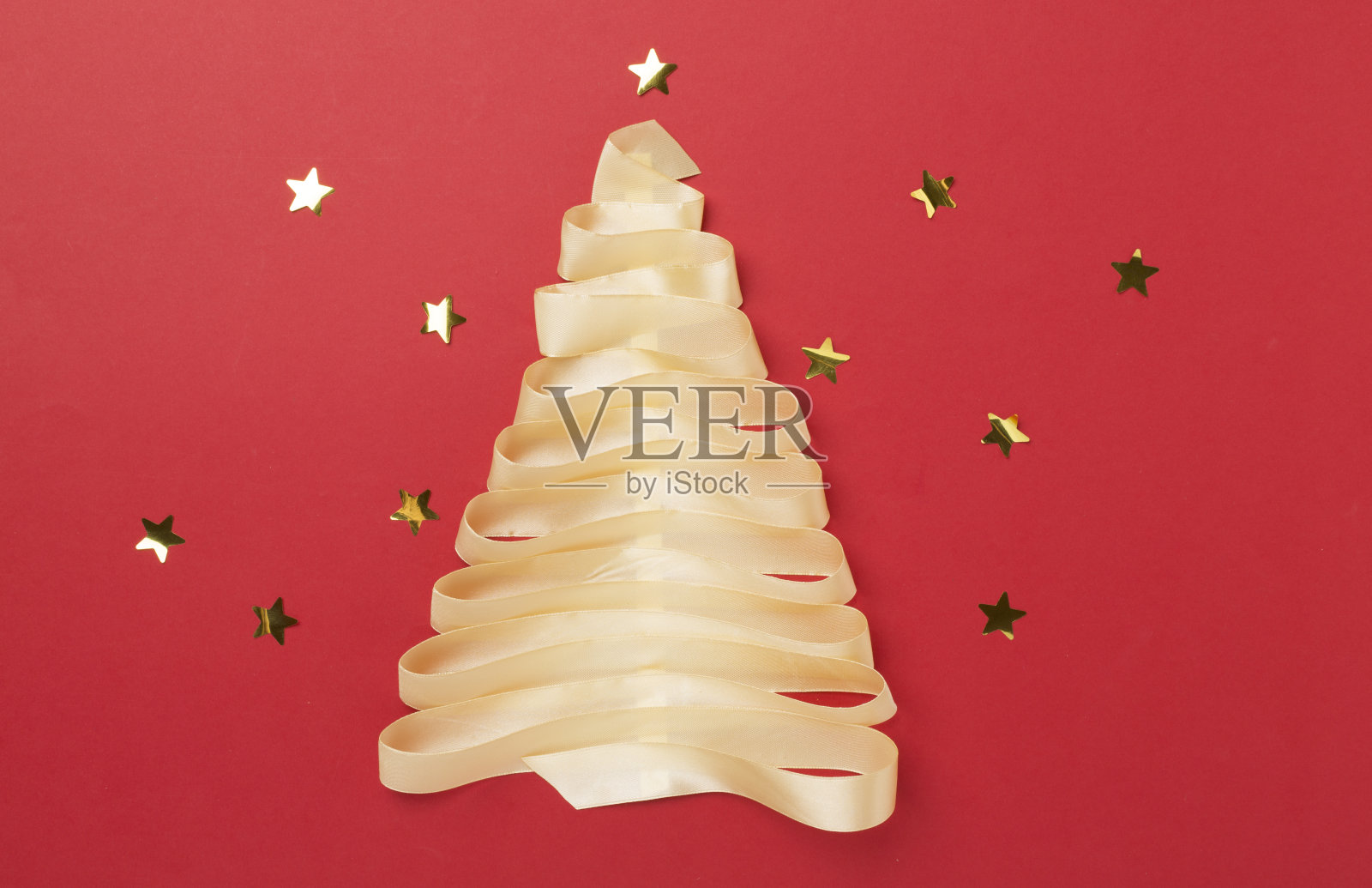 创意手工圣诞树与装饰彩色背景,顶部,视图照片摄影图片