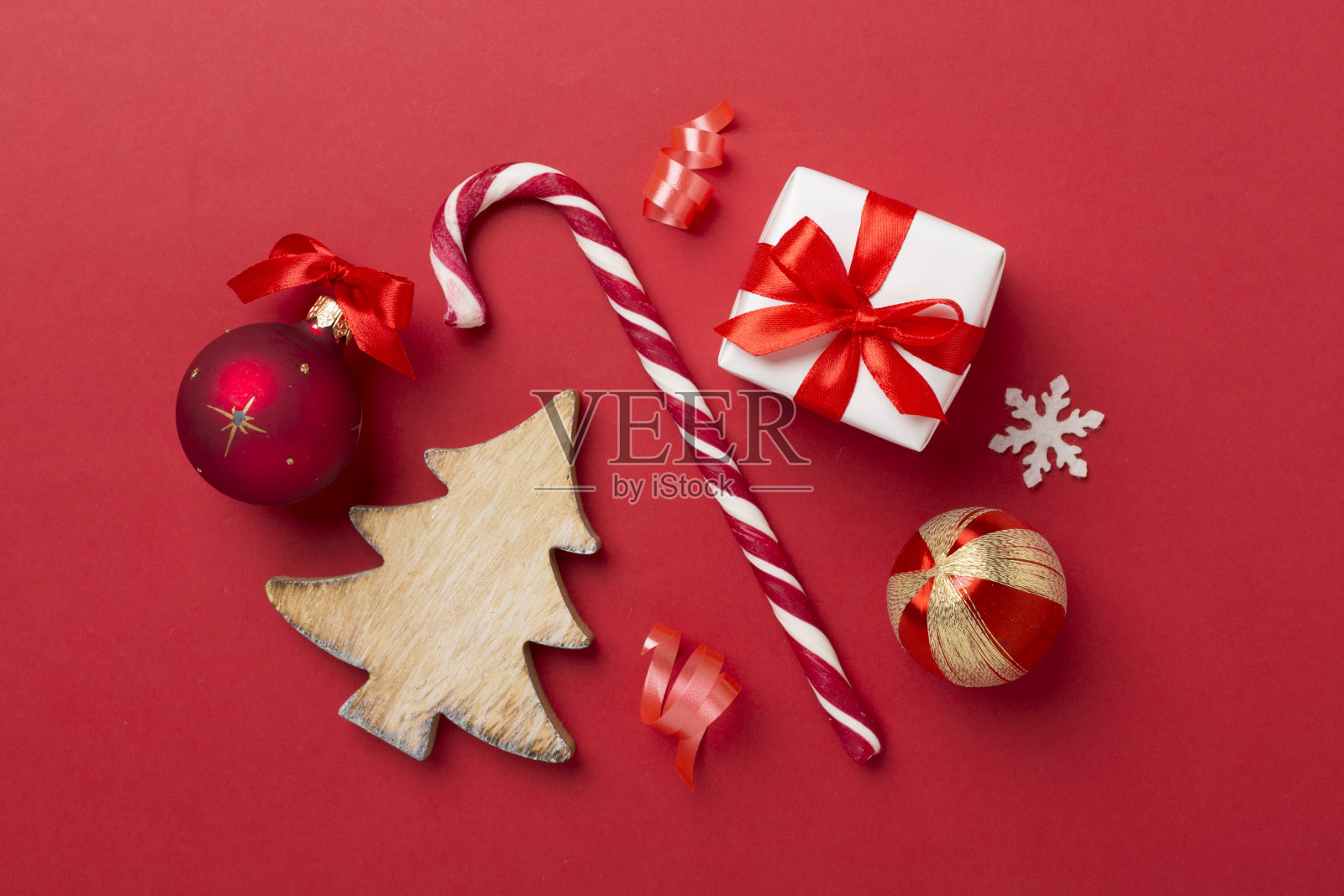 迷你圣诞树与礼品盒和彩色背景装饰照片摄影图片