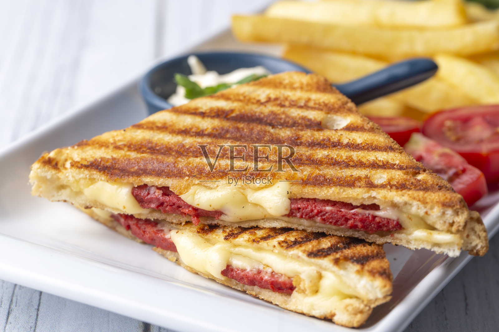 土耳其土司,混合土司与切达奶酪,香肠和火腿,与油炸土豆(土耳其名称;Karisik烤面包)照片摄影图片