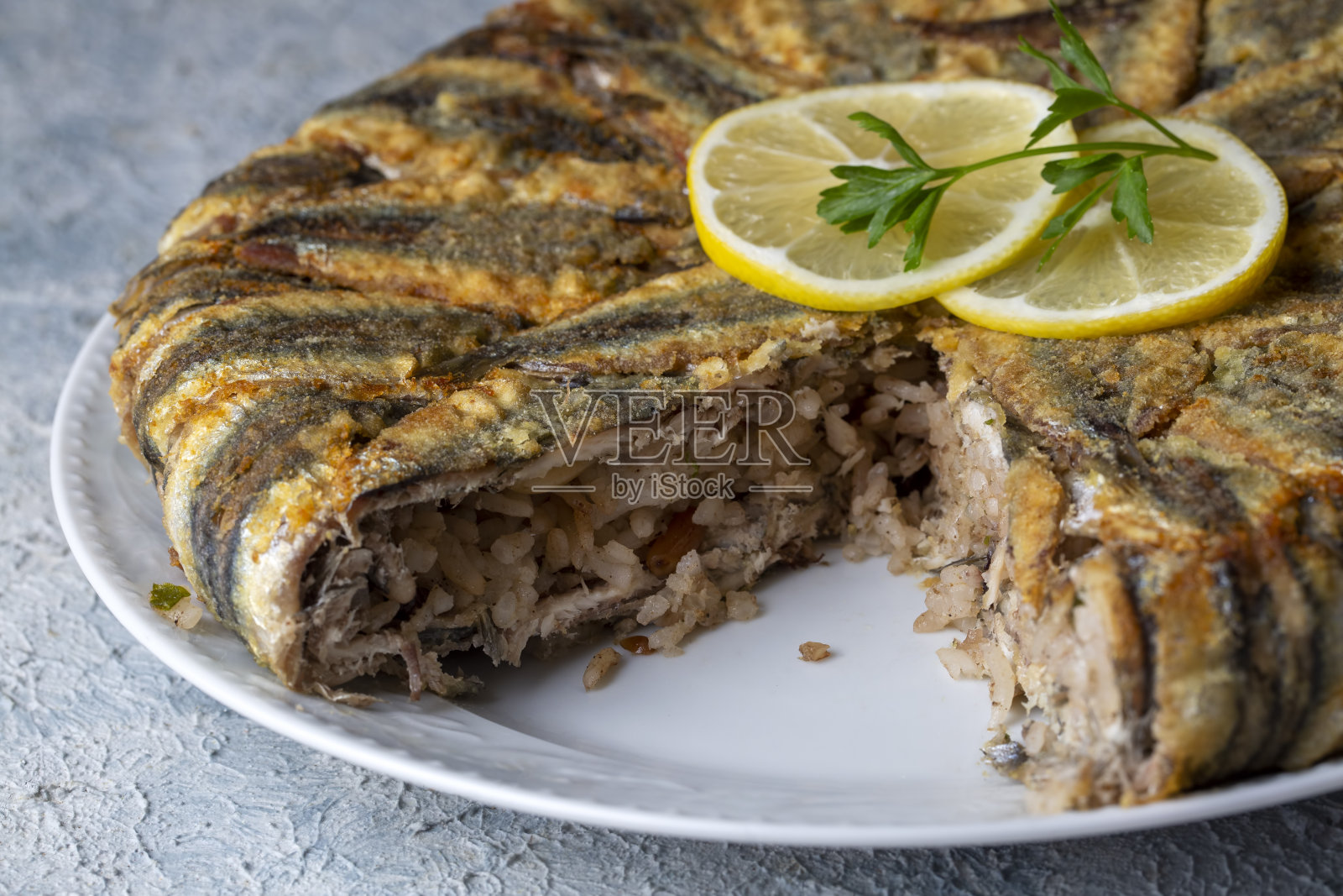传统美味的土耳其美食;凤尾鱼饭(土耳其名;hamsi pilav),土耳其菜,黑海特产照片摄影图片