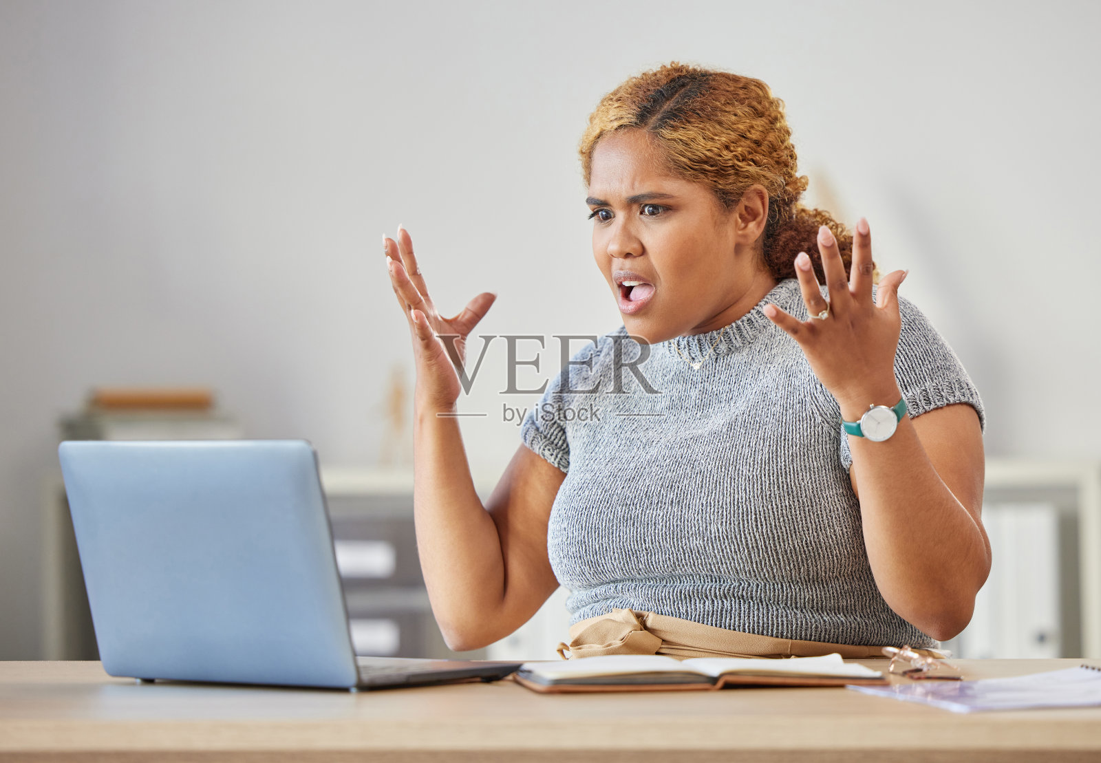 惊讶、震惊和愤怒的女商人、博主或企业家做出沮丧的手势。面对不高兴和烦恼的非洲女性阅读坏,可怕和严重的新闻在笔记本电脑上照片摄影图片