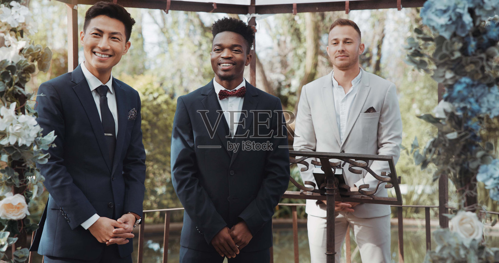 新郎,等待和男人在婚礼上的爱情在浪漫和正式的仪式或事件的婚姻通道。散步时,人们和男人开心或微笑承诺庆祝与幸福的教堂照片摄影图片