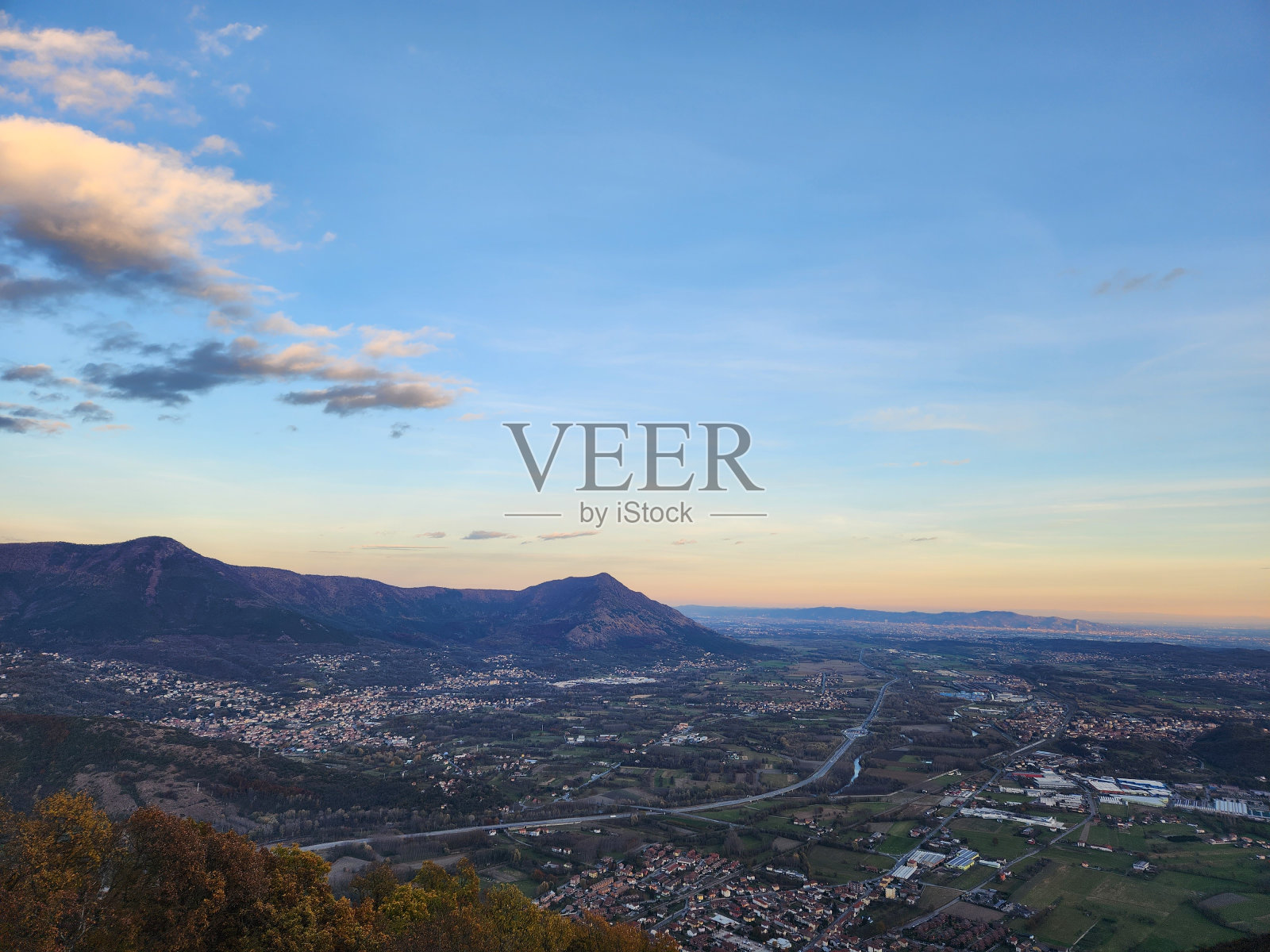 山谷中的夕阳照片摄影图片