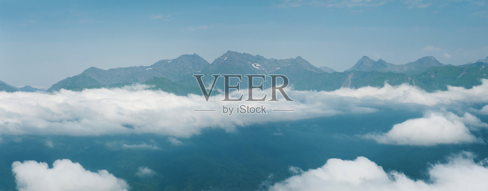 云上群山的美景全景。照片摄影图片