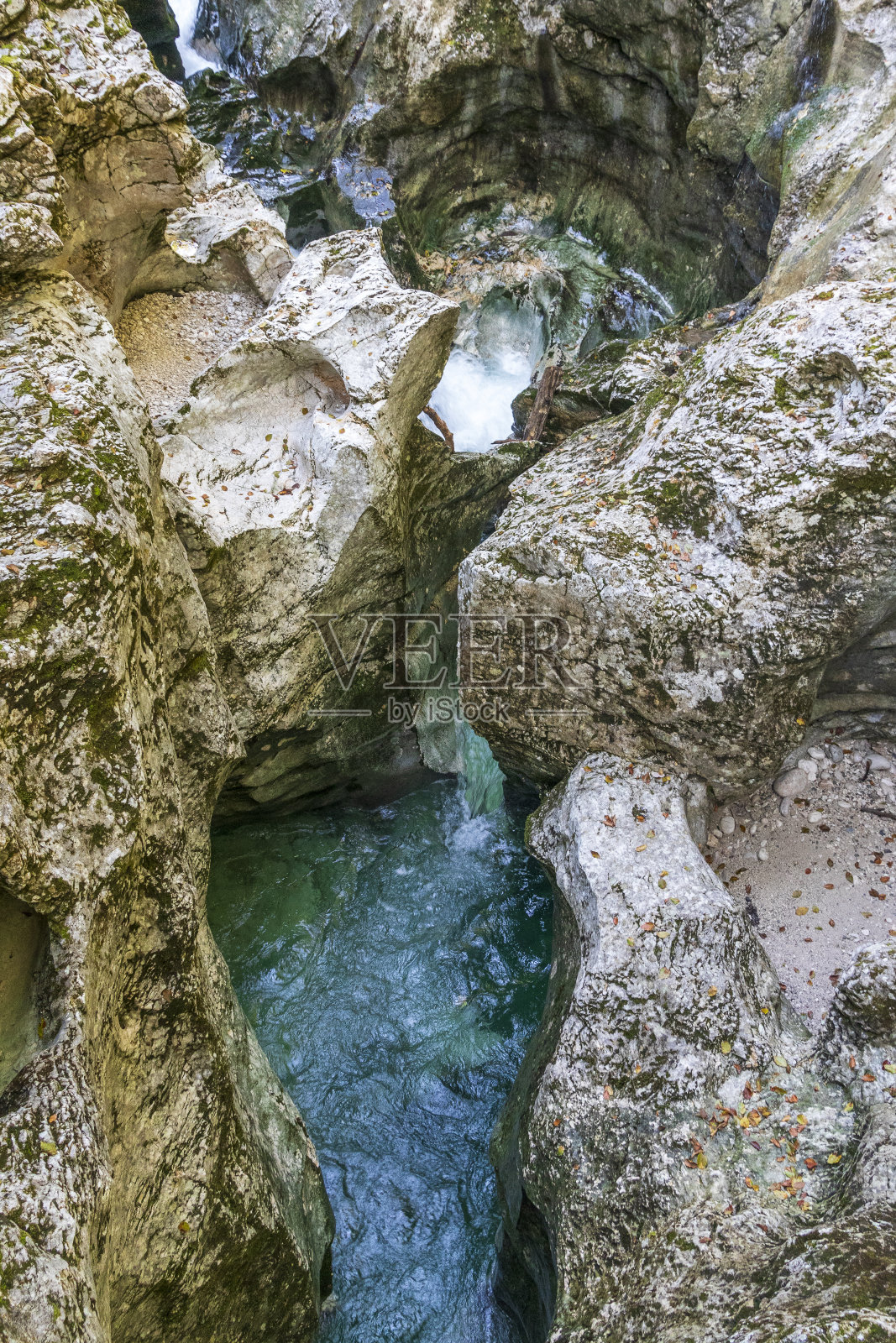 斯洛文尼亚的莫斯特尼卡峡谷有许多瀑布。照片摄影图片