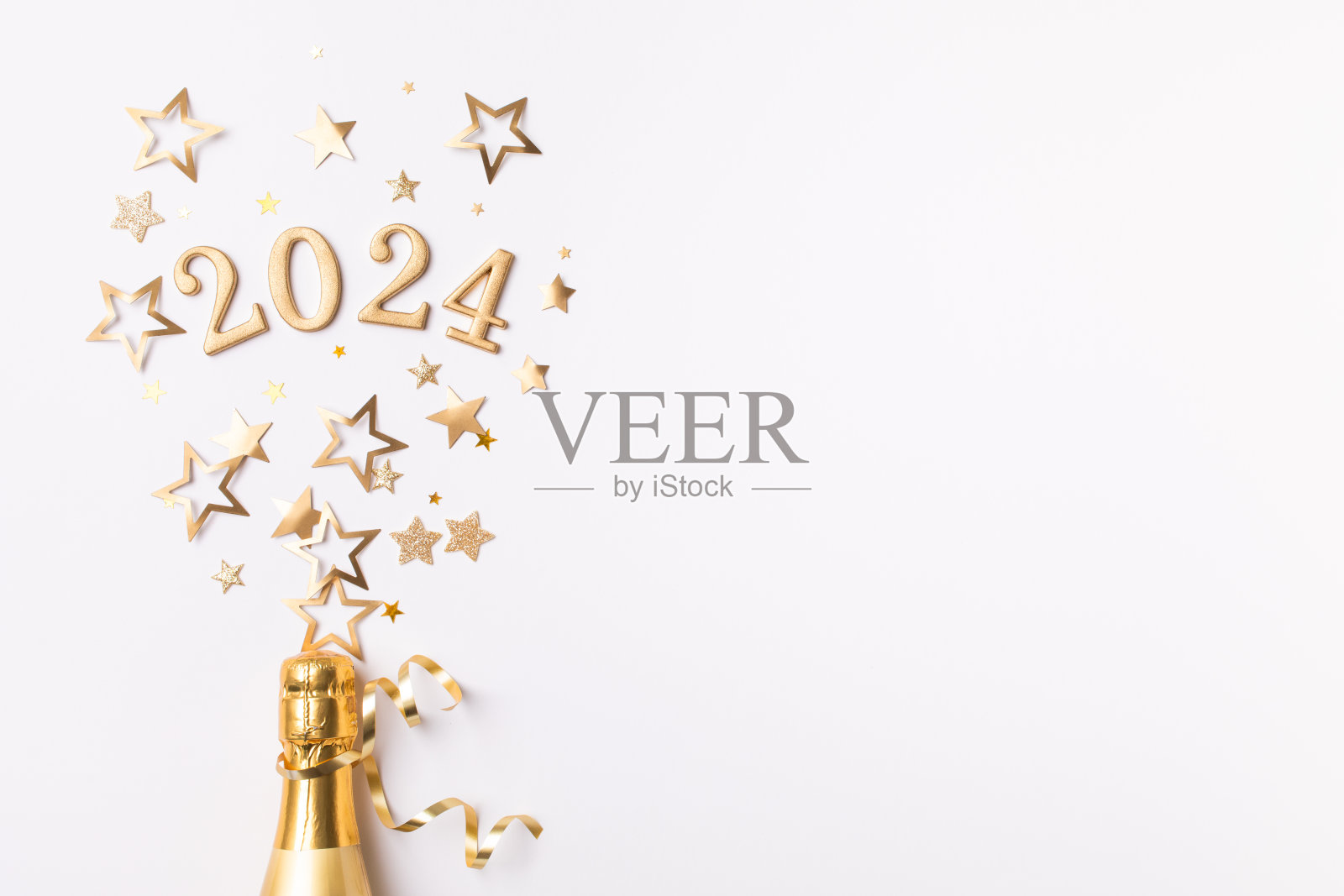 创意圣诞和新年组成与金色香槟酒瓶,派对彩带,彩纸星星和2024数字。照片摄影图片