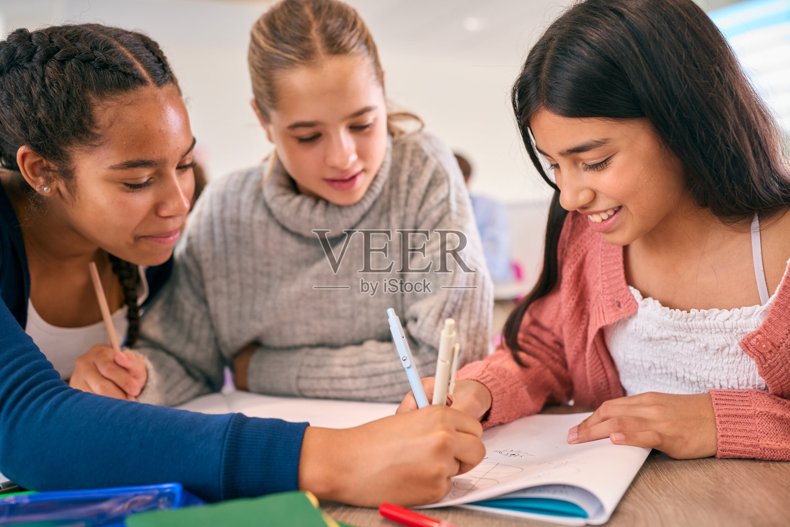 三名女中学生合作学习照片摄影图片