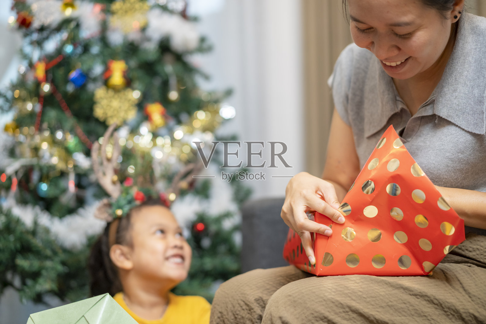 在家装饰圣诞树照片摄影图片