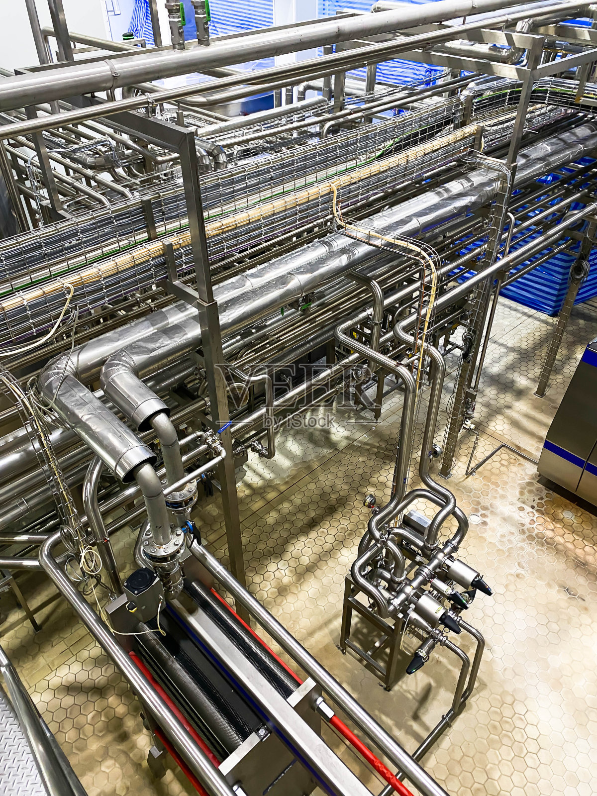 不锈钢管在工厂。对食品生产、行业背景的建设照片摄影图片