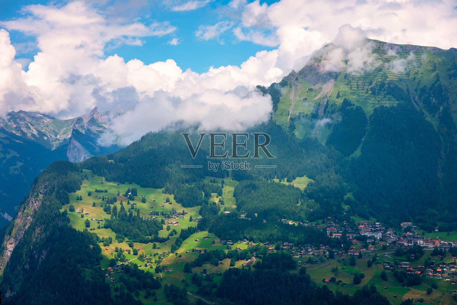 Lauterbrunnen山谷边缘的Wengen村的城镇景观。在瑞士伯尔尼州因特拉肯地区的温根村,传统的当地房屋。照片摄影图片