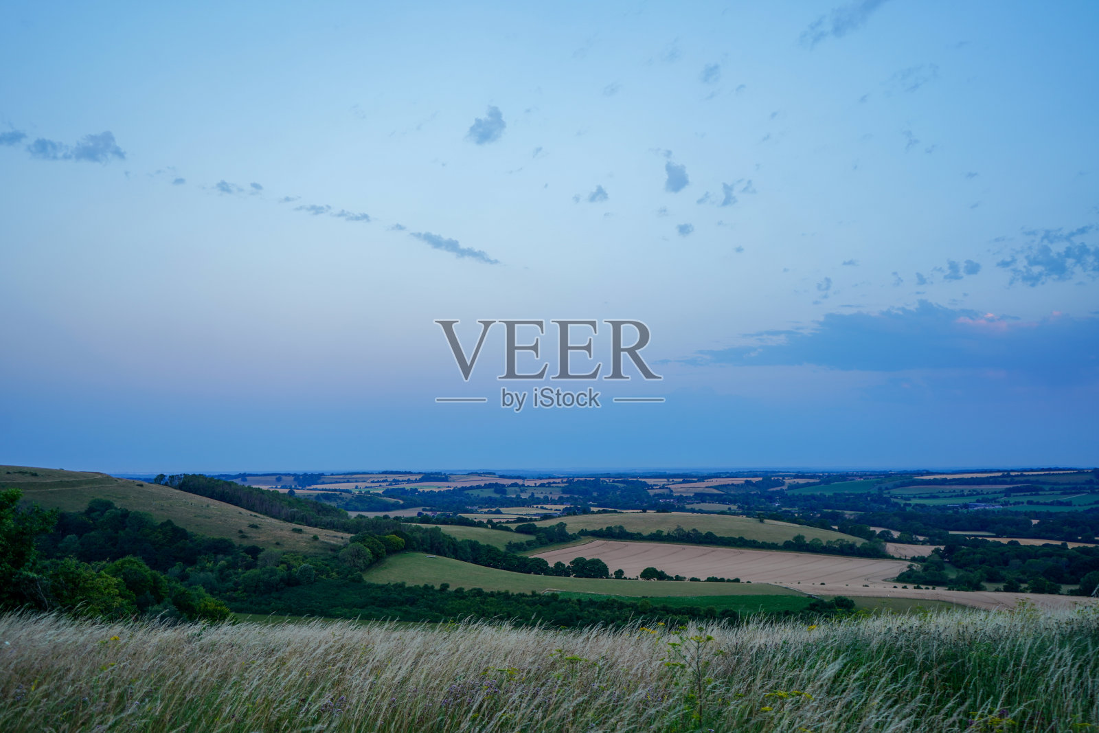 草地上的晚景,天空中有云照片摄影图片