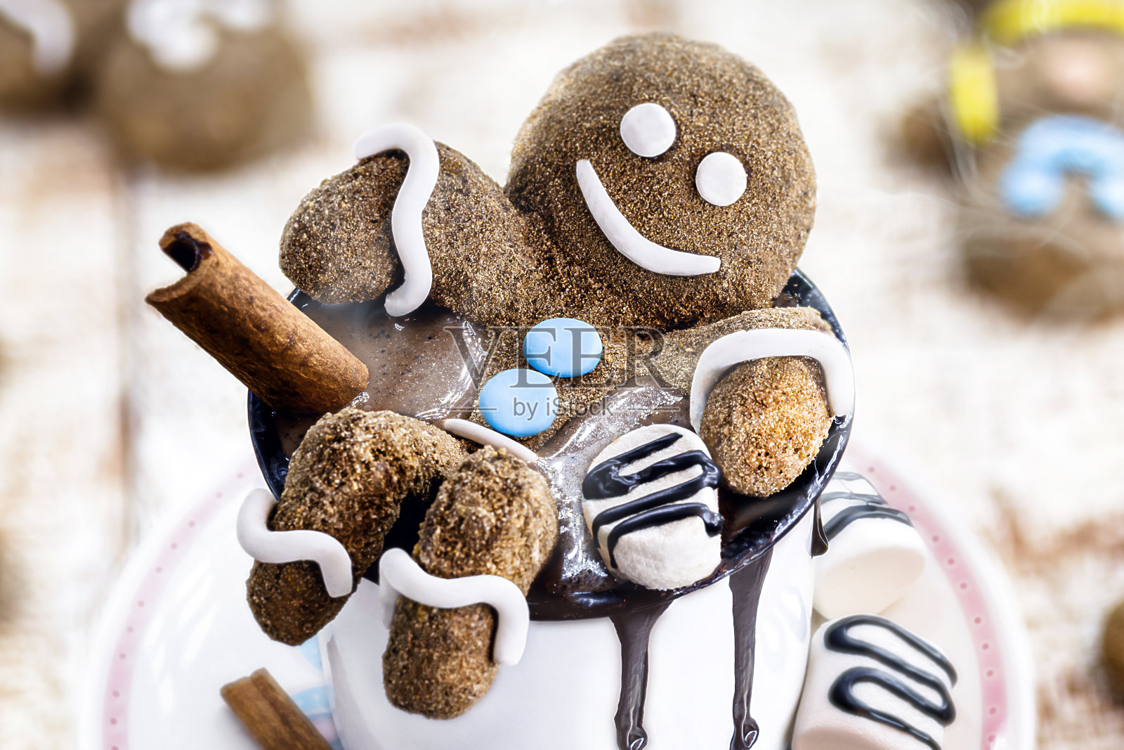 圣诞热巧克力配棉花糖和姜饼人饼干,温暖的冬季饮料放松照片摄影图片