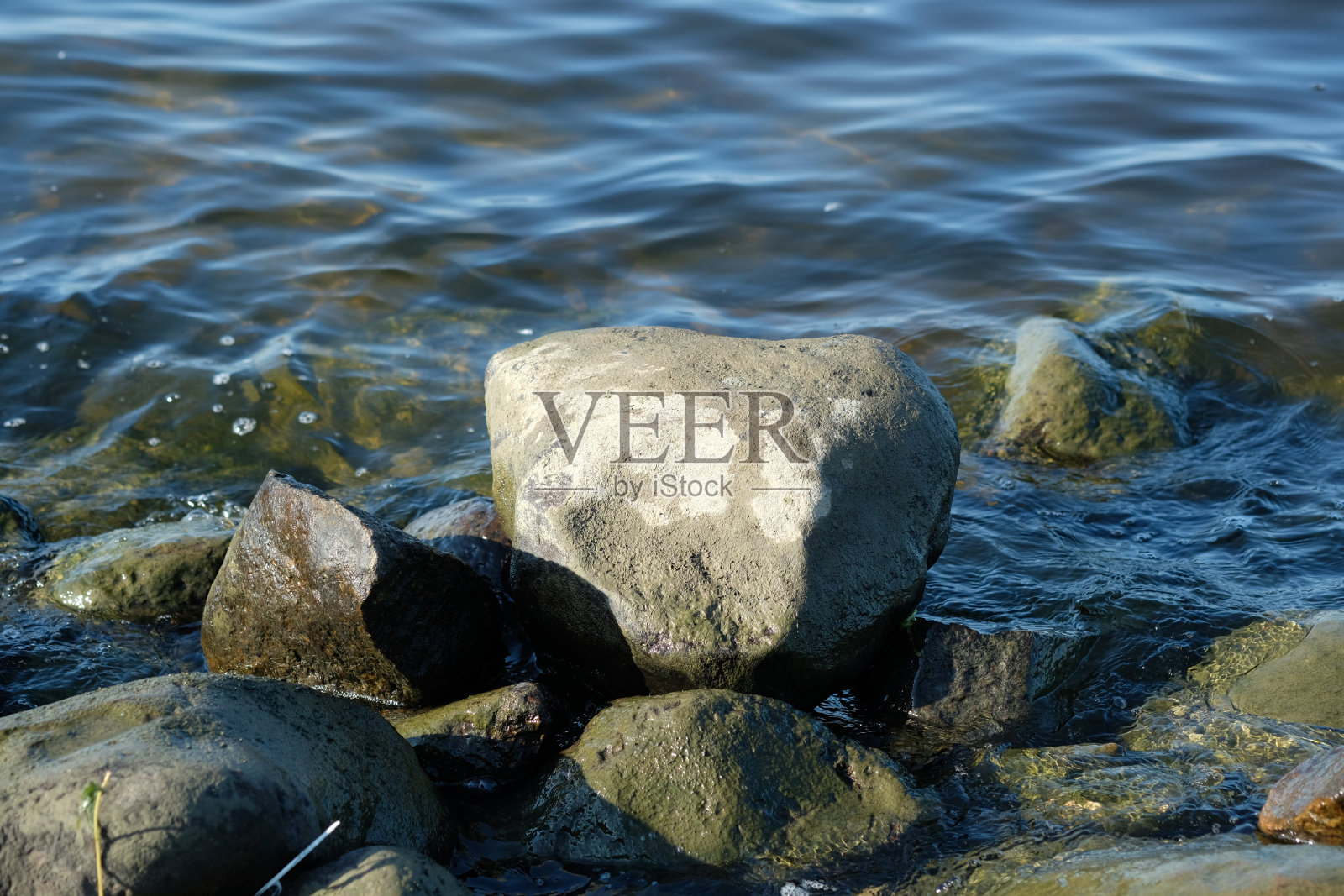 芬兰湾的灰色大石头照片摄影图片