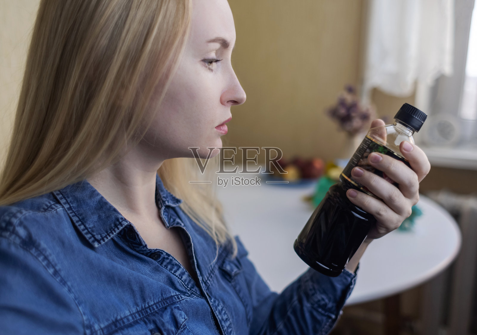 妇女在家阅读食品说明书。检查商品标签。产品成分的研究。在互联网上搜索产品梯度的描述。有用或有害的。Nutritionology照片摄影图片