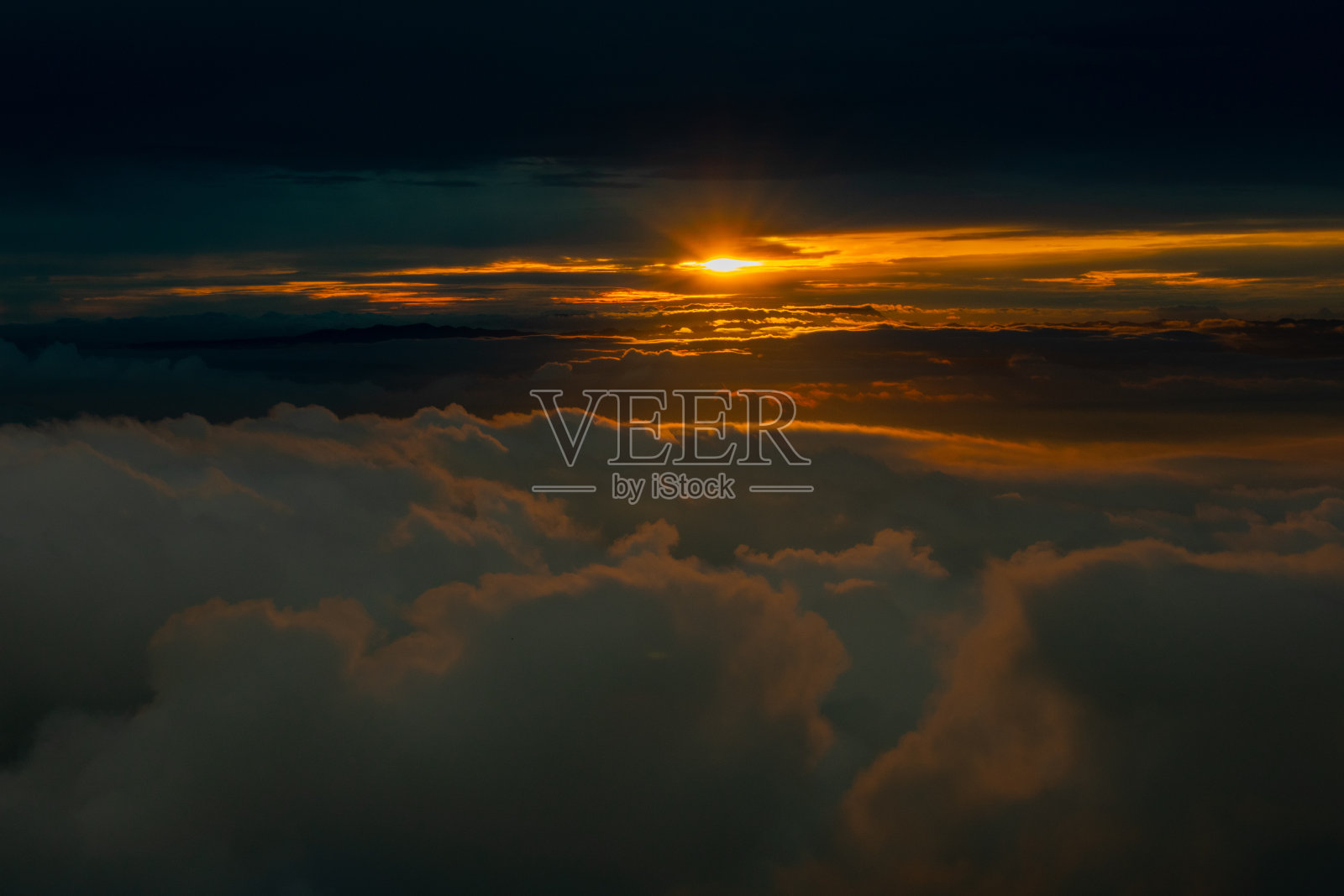 太阳从云层上升起照片摄影图片
