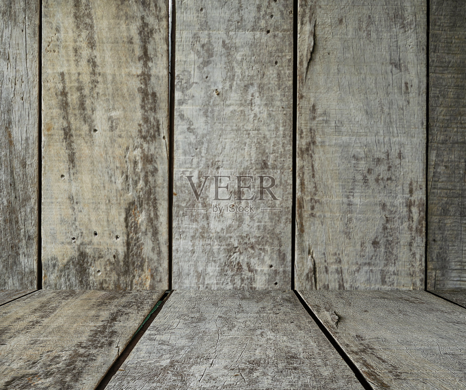 空木桌和桌布,旧棕色暗木墙的纹理和图案为设计背景照片摄影图片