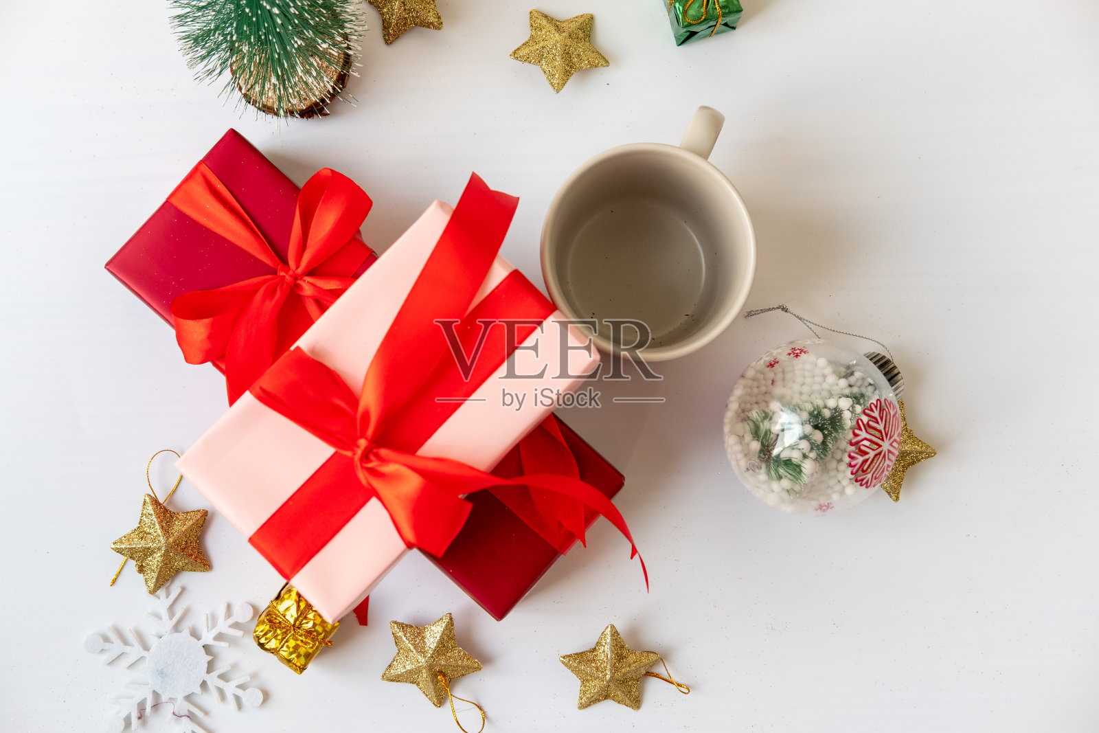 圣诞元素,礼物,冷杉枝,白色背景上的红色装饰。圣诞节概念,冬天概念,新年概念照片摄影图片