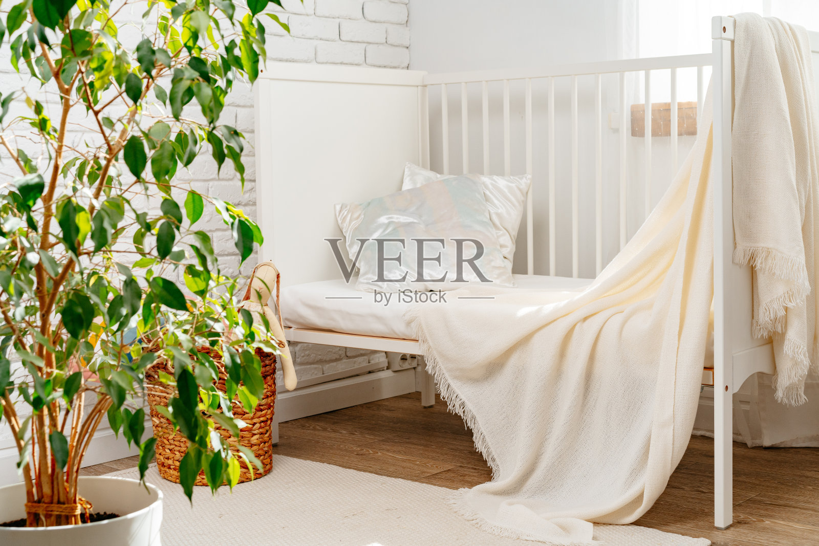 柔软的棉毯挂在婴儿床上照片摄影图片