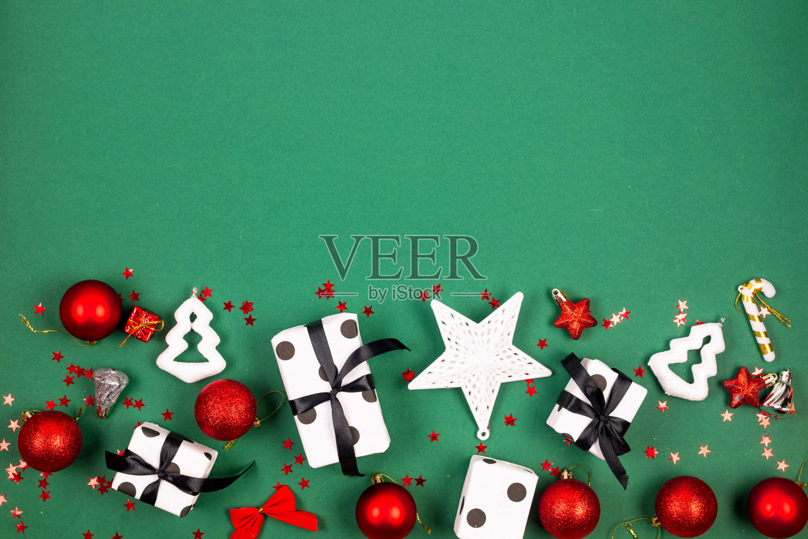 绿色背景下的圣诞白色礼品盒、红色和白色小球圣诞背景概念照片摄影图片