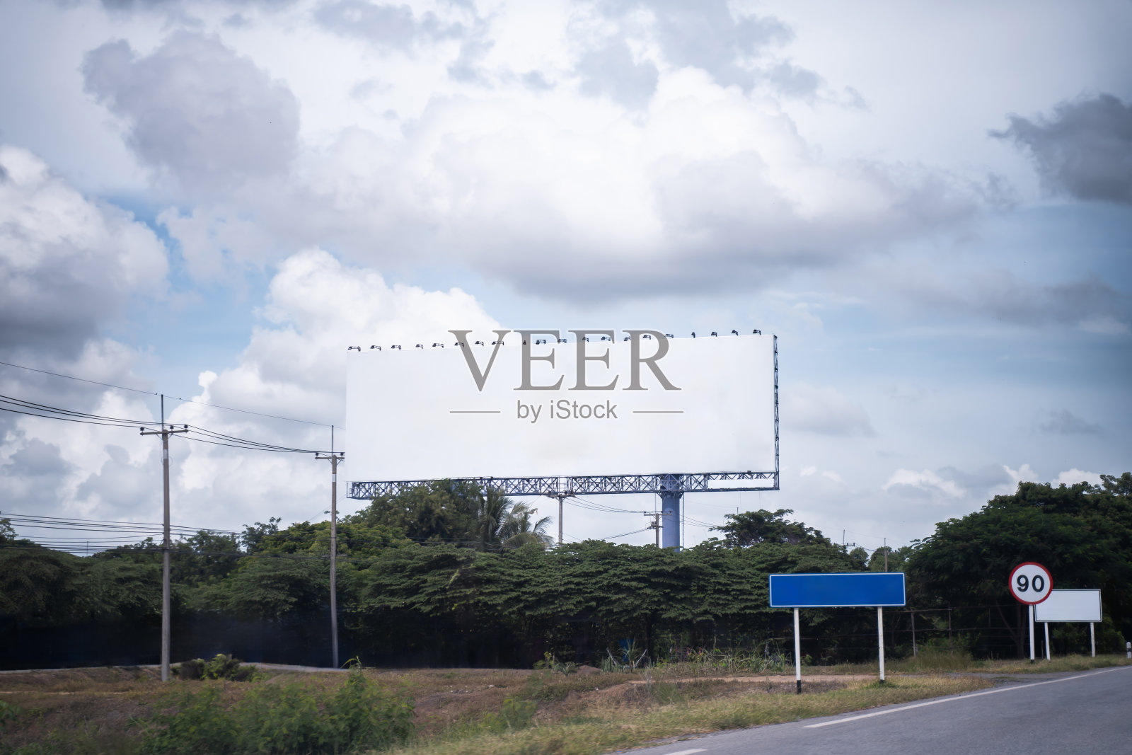 天空背景的大型空白户外广告牌照片摄影图片