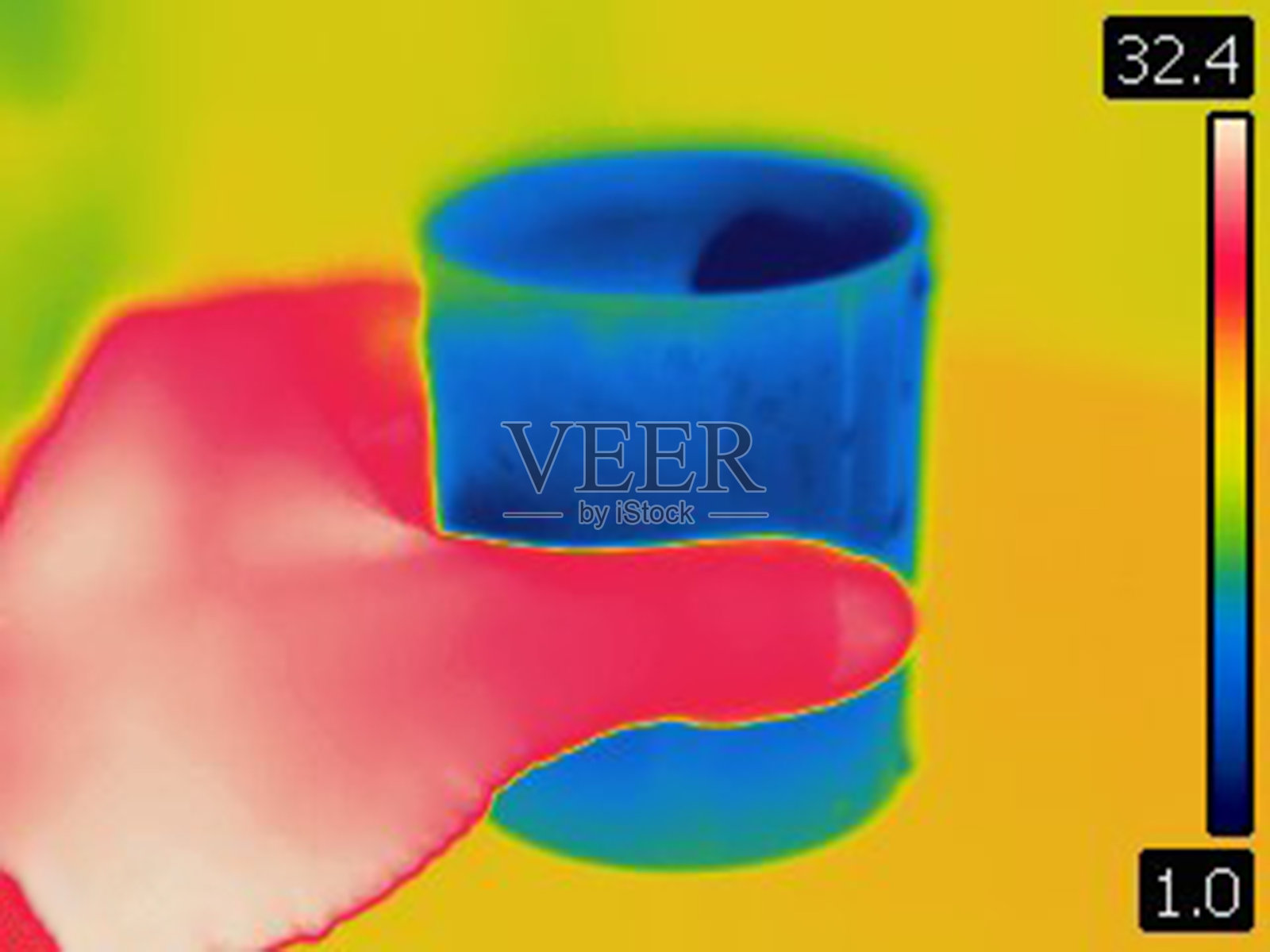 热成像的女人拿着一杯冰水,里面有冰块照片摄影图片