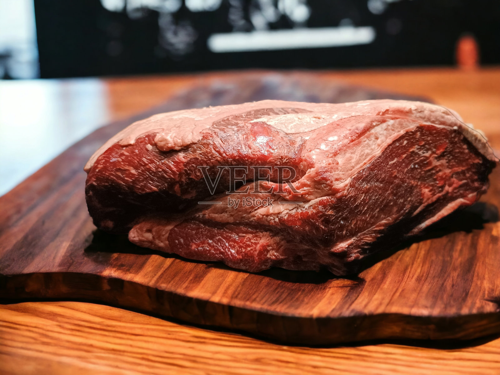 5公斤。木头上的牛肉。照片摄影图片