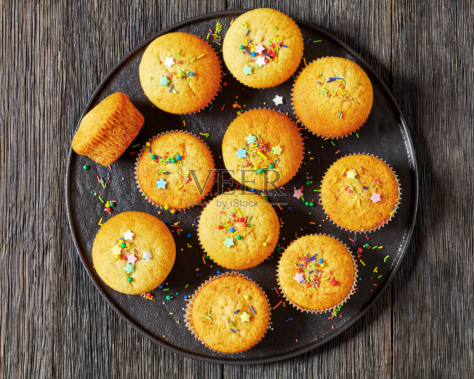 甜柠檬松饼,黑色盘子,俯视图照片摄影图片