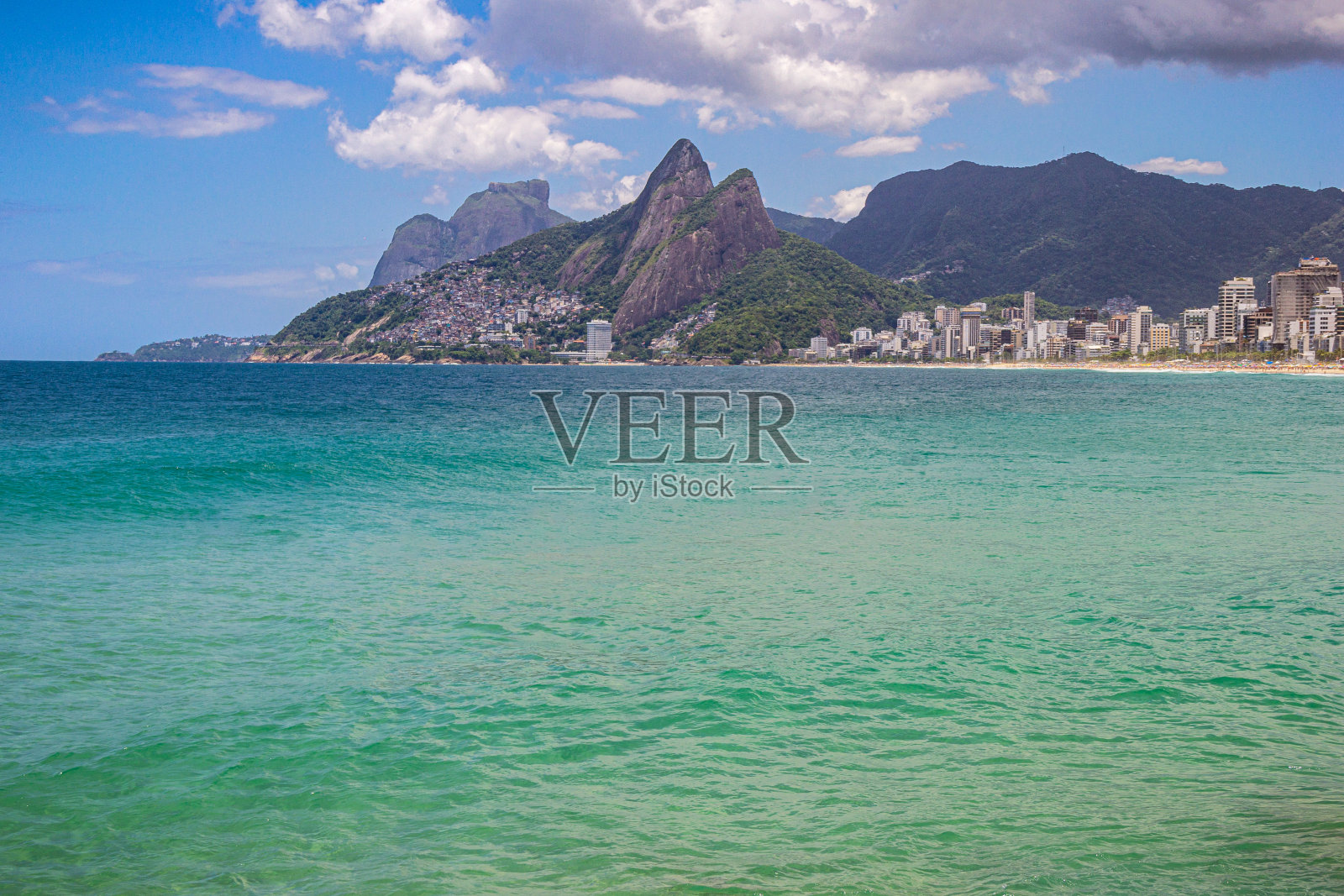 阳光明媚的一天,在阿帕多尔海滩-伊帕内马,里约热内卢,巴西照片摄影图片