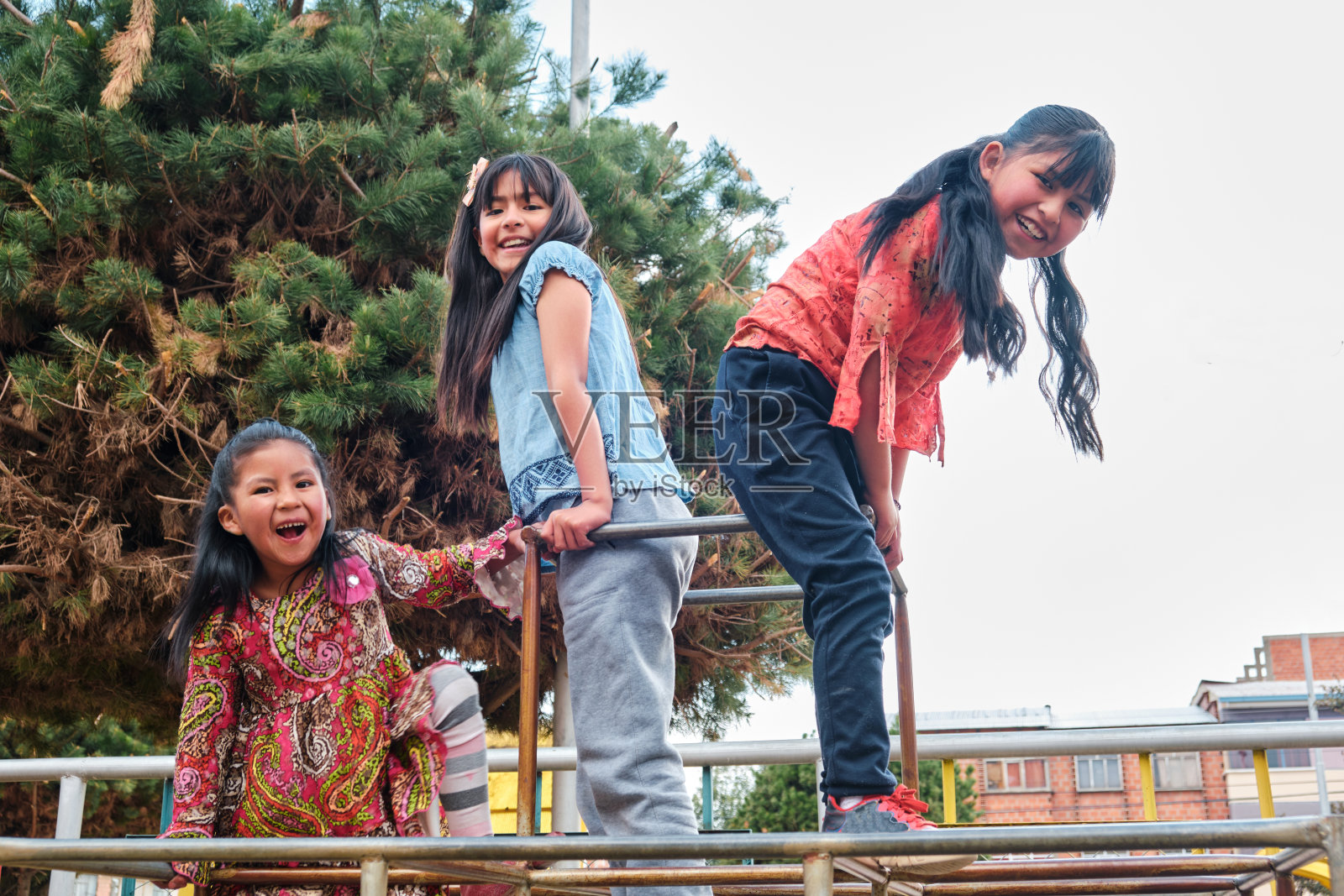 拉丁女孩在户外公园玩耍——友谊的概念照片摄影图片