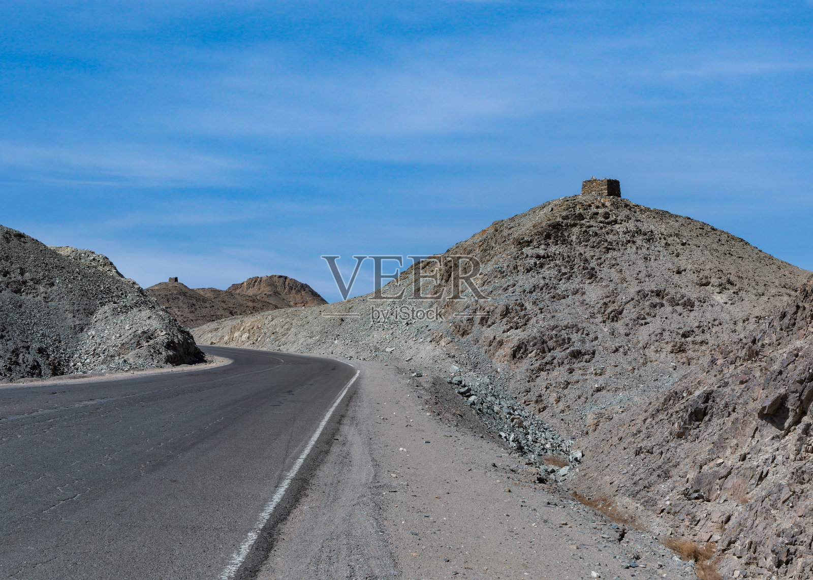 瓦迪哈马马特路上的旧瞭望塔遗迹。东部沙漠红海。埃及。照片摄影图片